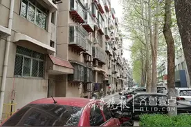 居民楼玻璃疑被风吹落，济南一大学生路过被砸伤头部图片