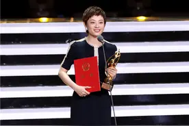 孙俪夺飞天奖最佳女演员 幽默自荐“好剧本砸向我”图片