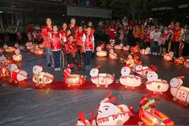 这个清明节元通古镇108岁老人五世同堂“拉兔灯”图片