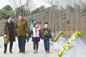 缅怀英烈汲取力量 文明祭扫蔚然成风图片