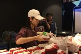 超贴心！戚薇电影院为影迷发汉堡图片