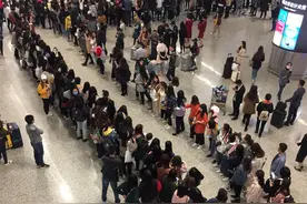 乐华练习生朱正廷机场获粉丝热情接送机图片