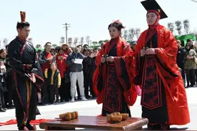 枣庄上演汉服婚礼秀 再现华夏传统婚俗仪式图片