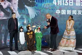 巨石强森与“金刚怪兽三巨头“battle谁会赢？答案就在《狂暴巨兽》里图片