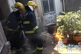 常州女子在家换液化气瓶 竟引发火灾燎了头发图片