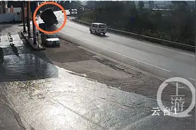 大货车时速121公里过检测站 不慎侧翻“四脚朝天”图片