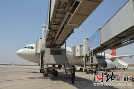 登机更便捷！石家庄机场首次完成航空器双廊桥对接保障图片