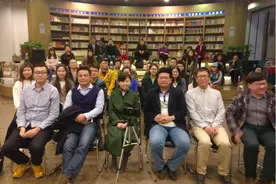 房伟《王小波传》：王小波墓前年年有鲜花和酒图片