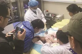 婴儿拇指突然肿胀黑紫 高速上演跨省“爱心接力”图片