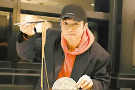 古巨基吃特制长面庆祝演唱会加场 老婆豪气挡酒图片