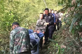 茶农摔伤遇险 干警合力救援图片