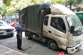 怀化城事｜一辆行驶卡车闹市区突然爆胎 所幸无人受伤图片