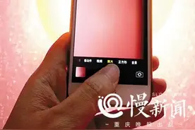 手机闪光灯闪爆气球？正常使用手机不会对视力造成特别伤害图片