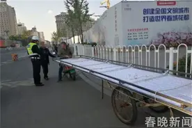 昆明一电动车变“四轮车” 拉9米长广告牌被处罚图片