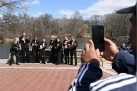 [5]（外代二线）演奏尤克里里图片