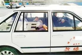 漯河一年轻妈妈驾校练车 孩子坐后排陪练图片