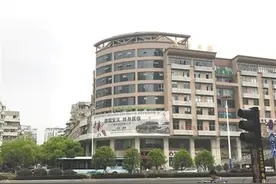 这些违法巨幅广告一挂就是大半年 管理部门如何接招？图片