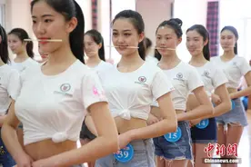 空乘招募大赛选手集训咬筷子练微笑图片