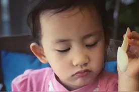 多多妹妹吃水果一脸图片