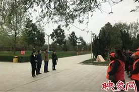 汝南县星火志愿者在天中山牡丹苑义务维序图片