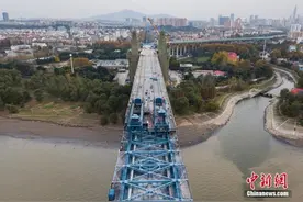 南京长江大桥新桥面“合龙”图片