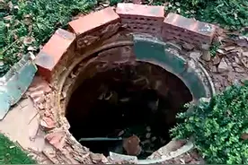南宁一男童踩烂井盖跌入小区沉沙井引发一些市民担忧，小区井盖安全底线谁来保障？图片