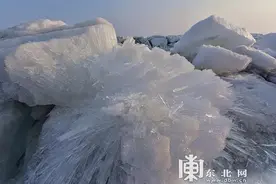 黑龙江封冻的“江湖”苏醒 兴凯湖冰层破碎消融景观震撼人心（组图）图片