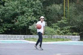 《青春旅社》王源帅气打球 热爱运动球技获肯定图片