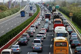 清明假日860万辆车涌上江苏高速！首次实施“货车让行客车”缓堵图片