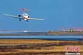 中国ARJ21喷气客机冰岛大侧风试飞 凯旋归来图片
