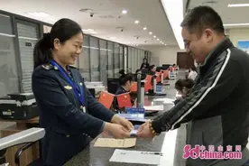 济南颁发首个网约车驾驶员从业资格证图片