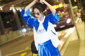 张俪短发扎起 演绎机场舒适穿搭图片