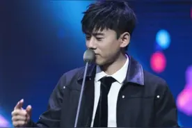 张杰晒照分享演唱会歌单 自侃手机像素太差看不清图片