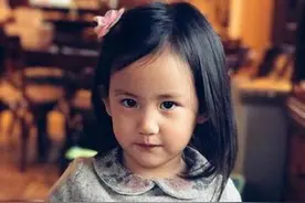 黄磊和多妹晚餐后散步 多妹尬聊称蓝天白云真美图片