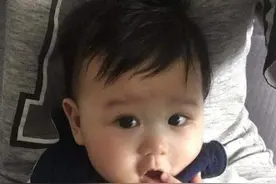 胡杏儿晒儿子六个月萌照 眼神清澈小肉手抢镜！图片