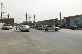 追踪丨郑州三根电线杆"霸道"路中央 回应:立即处理!图片