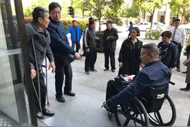 社区无障碍设施怎么样？残疾人说了算！西湖区残联组织残疾朋友体验小区无障碍图片