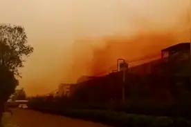 一工厂发生硝酸泄露事件 瘆人黄烟弥漫20多米高图片