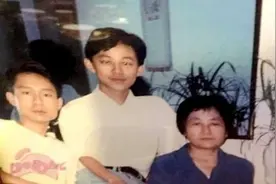 何炅一家四口合照罕见曝光 网友：高颜值的一家子图片