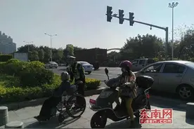 莆田：耄耋老人独自扶轮椅过马路 执勤辅警上前护送暖人心图片