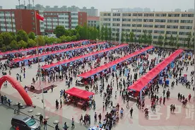 招聘会也是一堂就业指导课图片