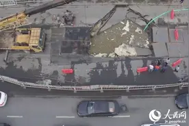 南昌八一大道地下排水管破裂致路面沉陷 现场临时交通管制图片