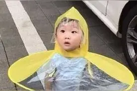 网红“飞碟雨衣”月销近三千件 雨天经济一触即发图片