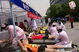 “汉马”赛后武汉多家医院一片“喊疼声”，多是肌肉酸痛、脚趾充血图片