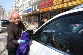 周口“光头哥”捡10万现金后发生了什么？竟让他和失主成了兄弟图片