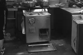肉摊绞肉 方便背后卫生堪忧 长期不清洗易滋生细菌图片