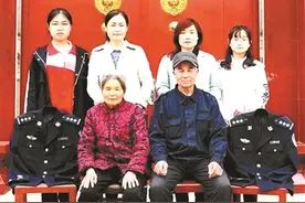“最感人警察全家福”中的一家人图片