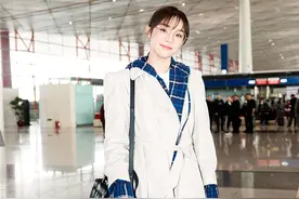 袁姗姗现身机场 青春洋溢时尚感十足图片
