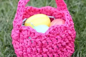 塑料桌布改造钩针手提编织篮，这个想法真的太棒了！图片