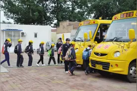 审批严监管严首批标牌颁发 26校车拿“身份证”图片